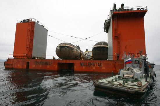 Two nuclear submarines delivered to Zvezda plant for recycling