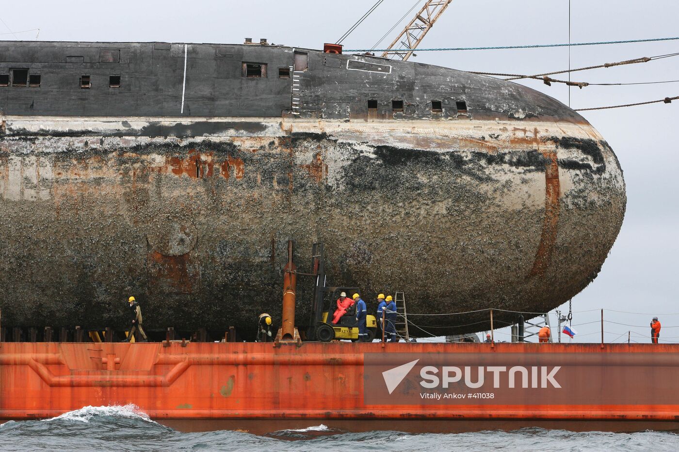 Two nuclear submarines delivered to Zvezda plant for recycling