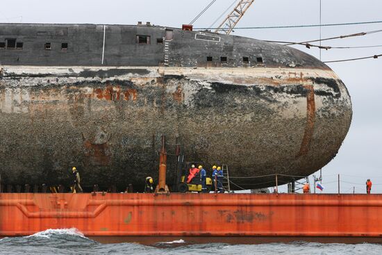 Two nuclear submarines delivered to Zvezda plant for recycling