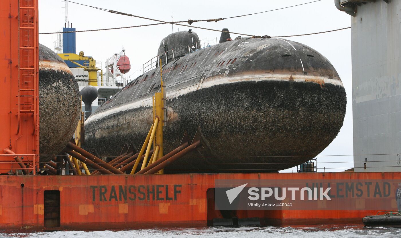 Two nuclear submarines delivered to Zvezda plant for recycling