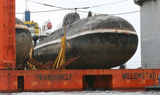 Two nuclear submarines delivered to Zvezda plant for recycling