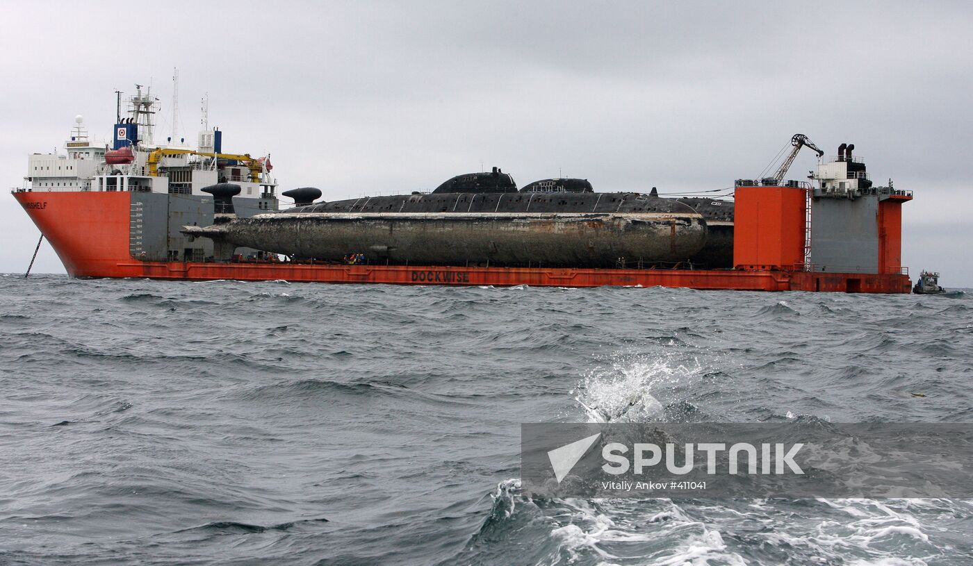 Two nuclear submarines delivered to Zvezda plant for recycling
