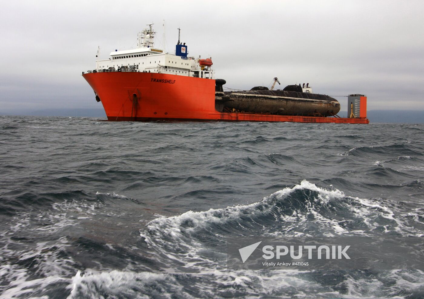 Two nuclear submarines delivered to Zvezda plant for recycling