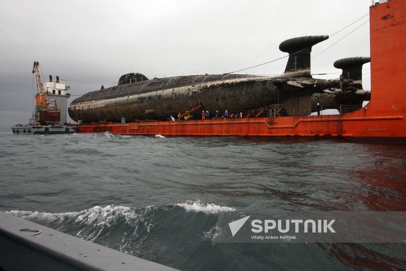 Two nuclear submarines delivered to Zvezda plant for recycling