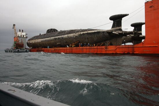 Two nuclear submarines delivered to Zvezda plant for recycling