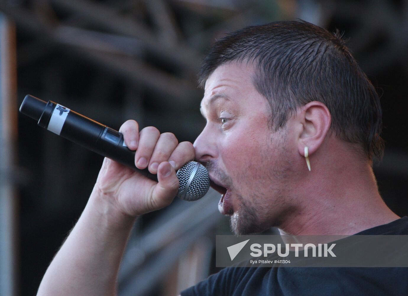 Pilot frontman Ilya Chyort performing live