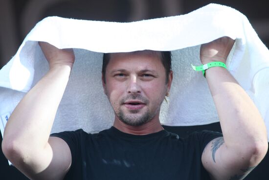 Pilot frontman Ilya Chyort performing live
