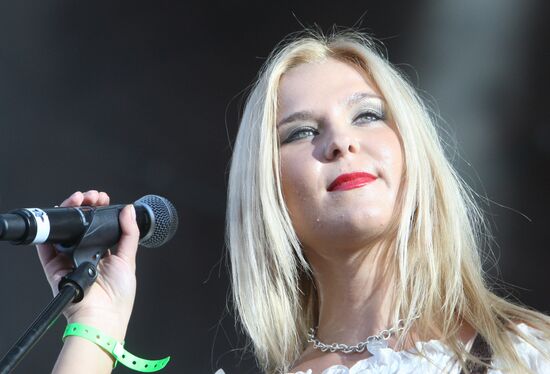 Singer Pelageya performing live