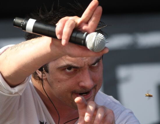 Korol I Shut frontman Mikhail Gorshenyov performing live