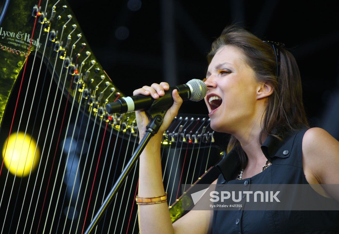 Melnitsa frontwoman Khelavisa performing live