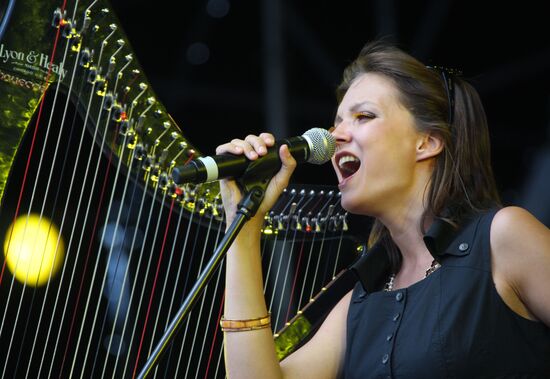 Melnitsa frontwoman Khelavisa performing live