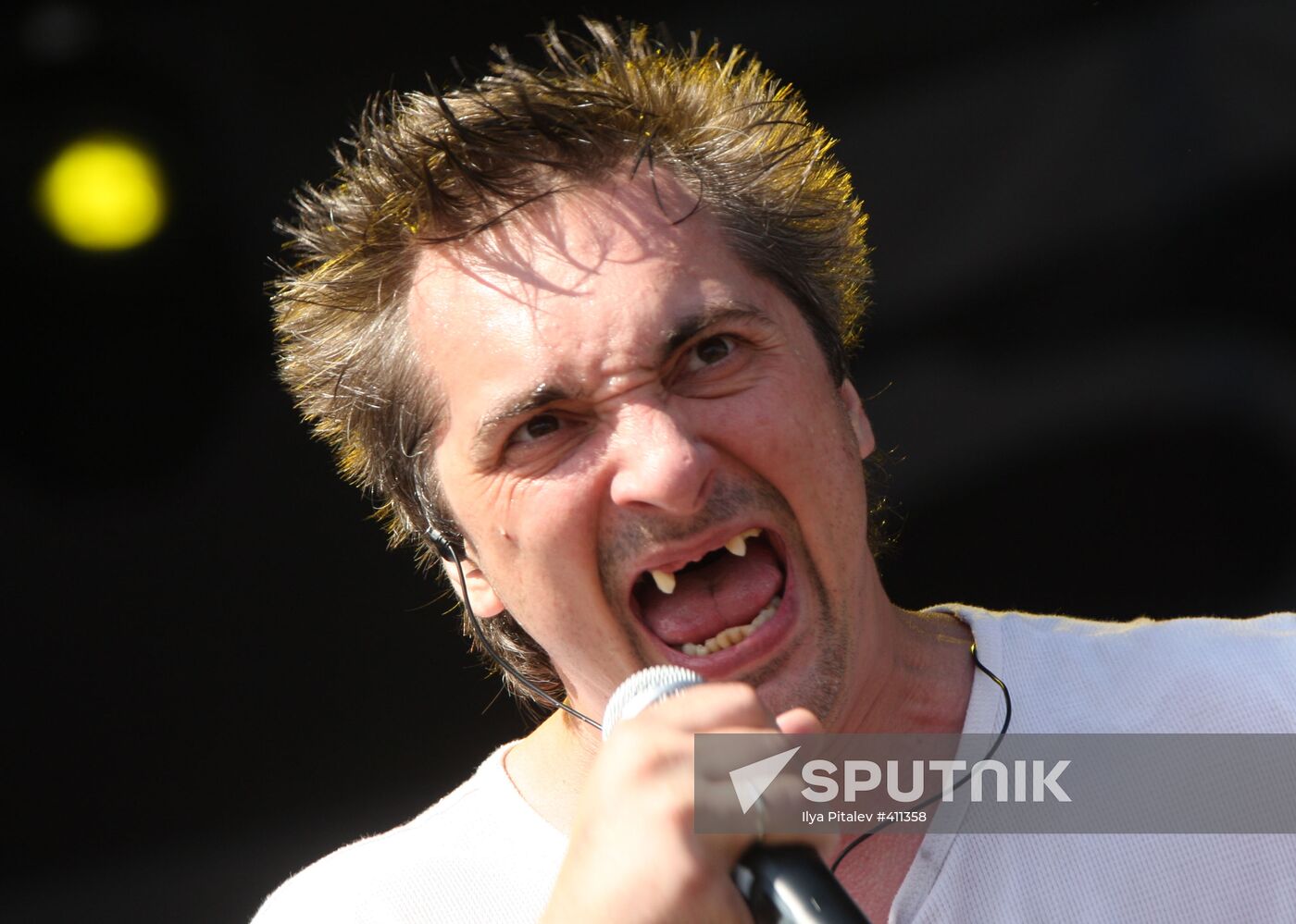 Korol I Shut frontman Mikhail Gorshenyov performing live