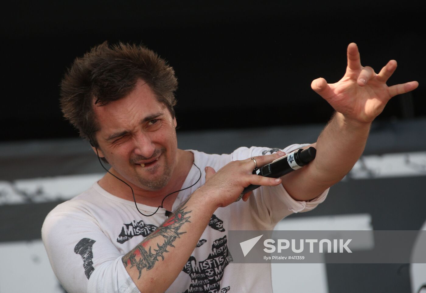 Korol I Shut frontman Mikhail Gorshenyov performing live