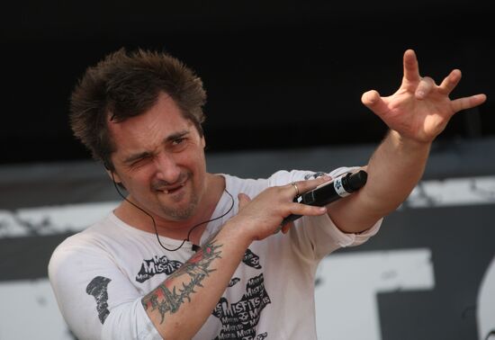Korol I Shut frontman Mikhail Gorshenyov performing live