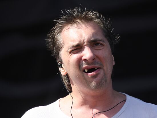 Korol I Shut frontman Mikhail Gorshenyov performing live