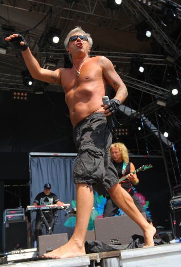 Alisa frontman Konstantin Kinchev performing live