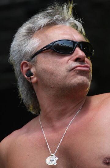 Alisa frontman Konstantin Kinchev performing live