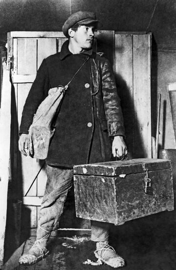 Worker arriving for construction of Magnitka plant