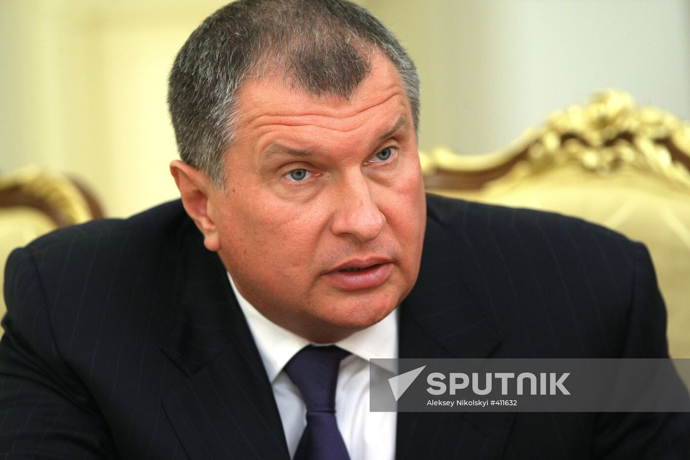 Igor Sechin attends government presidium session