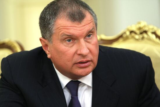 Igor Sechin attends government presidium session