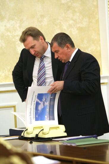 Igor Shuvalov, Igor Sechin attend government presidium session