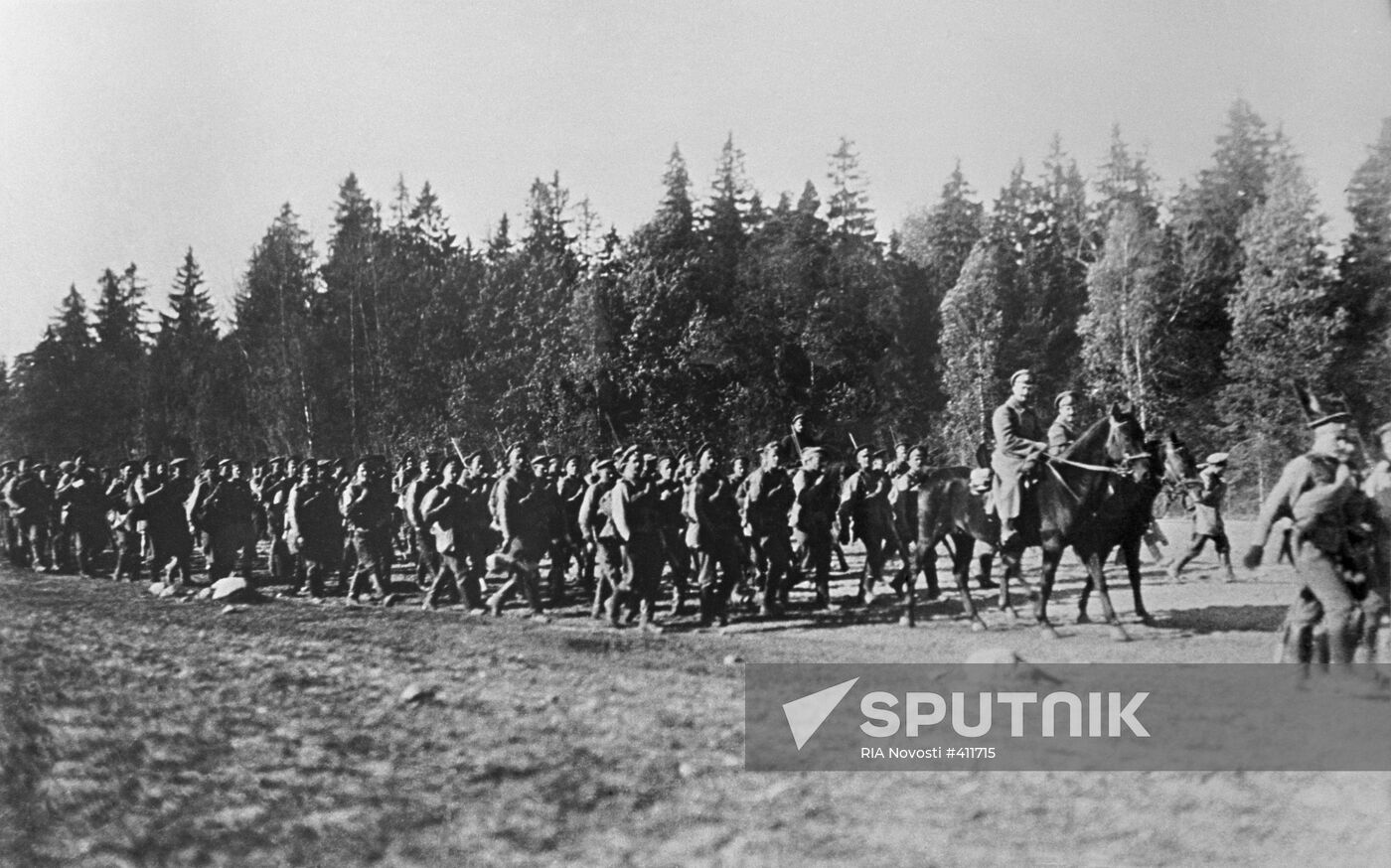 A Russian army unit moving toward the front
