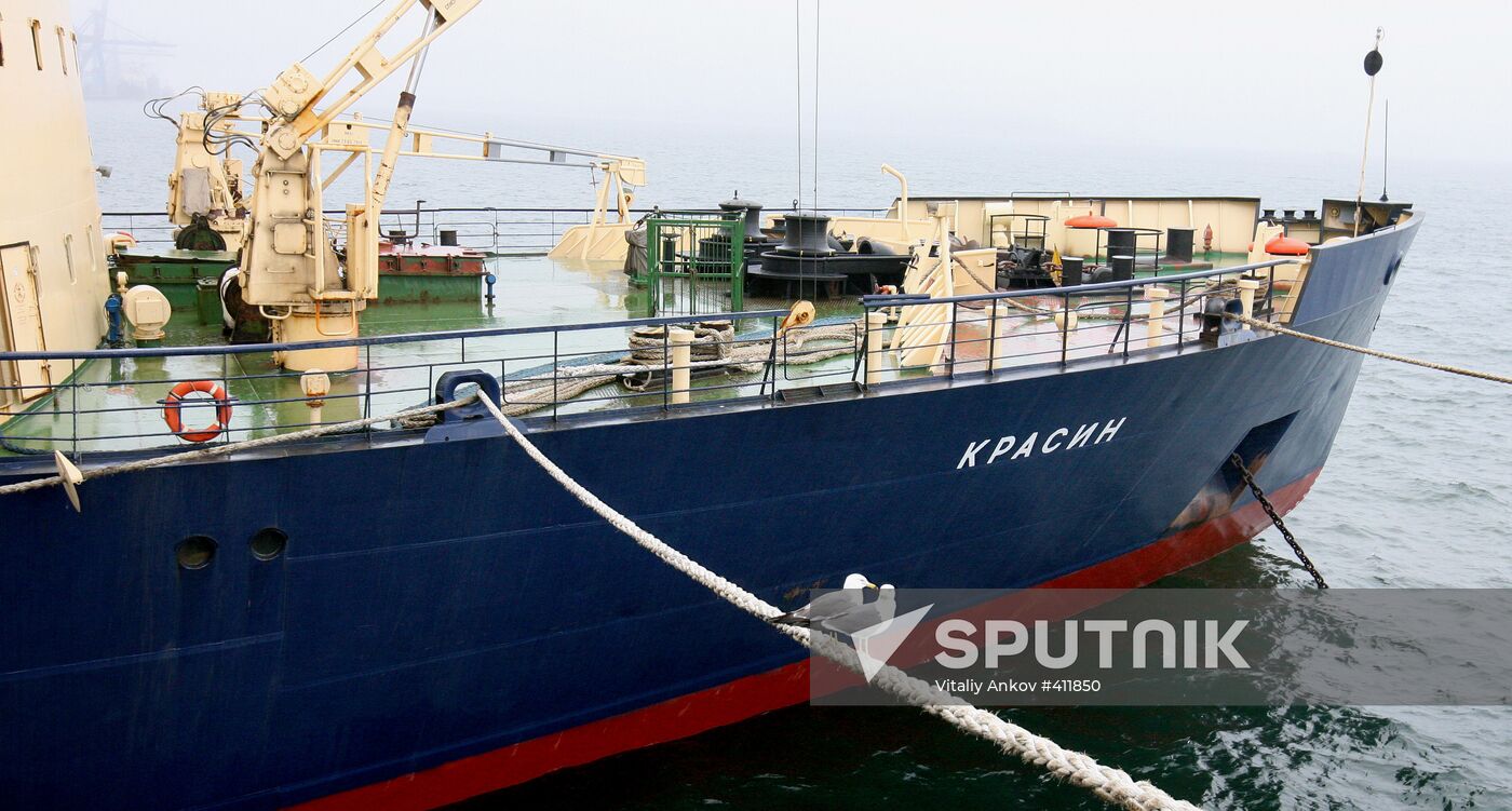 Ice breaker Krasin readied to leave Vladivostok for Arctic