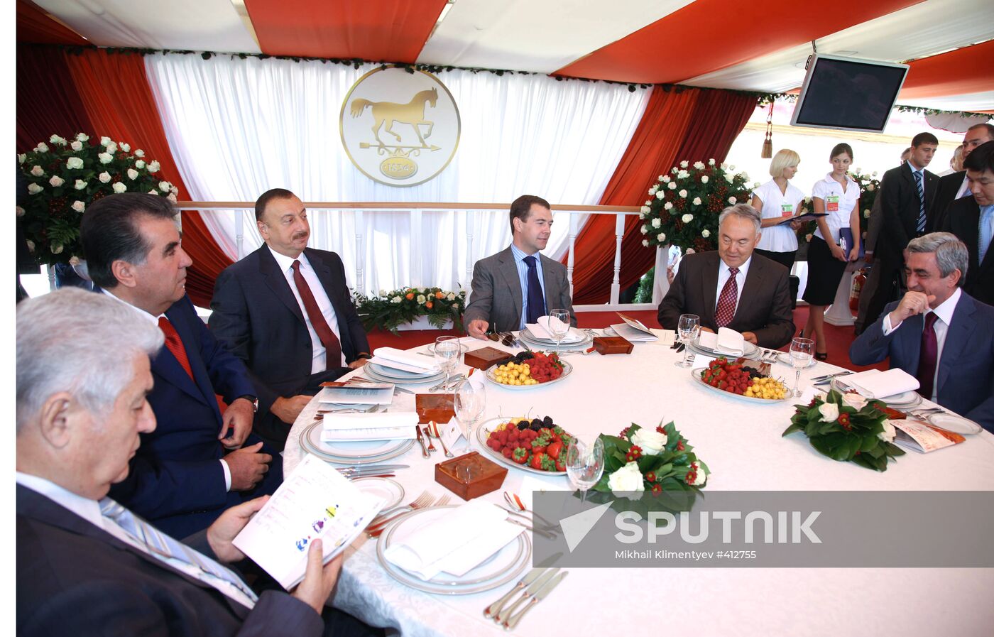 CIS leaders gather for informal summit