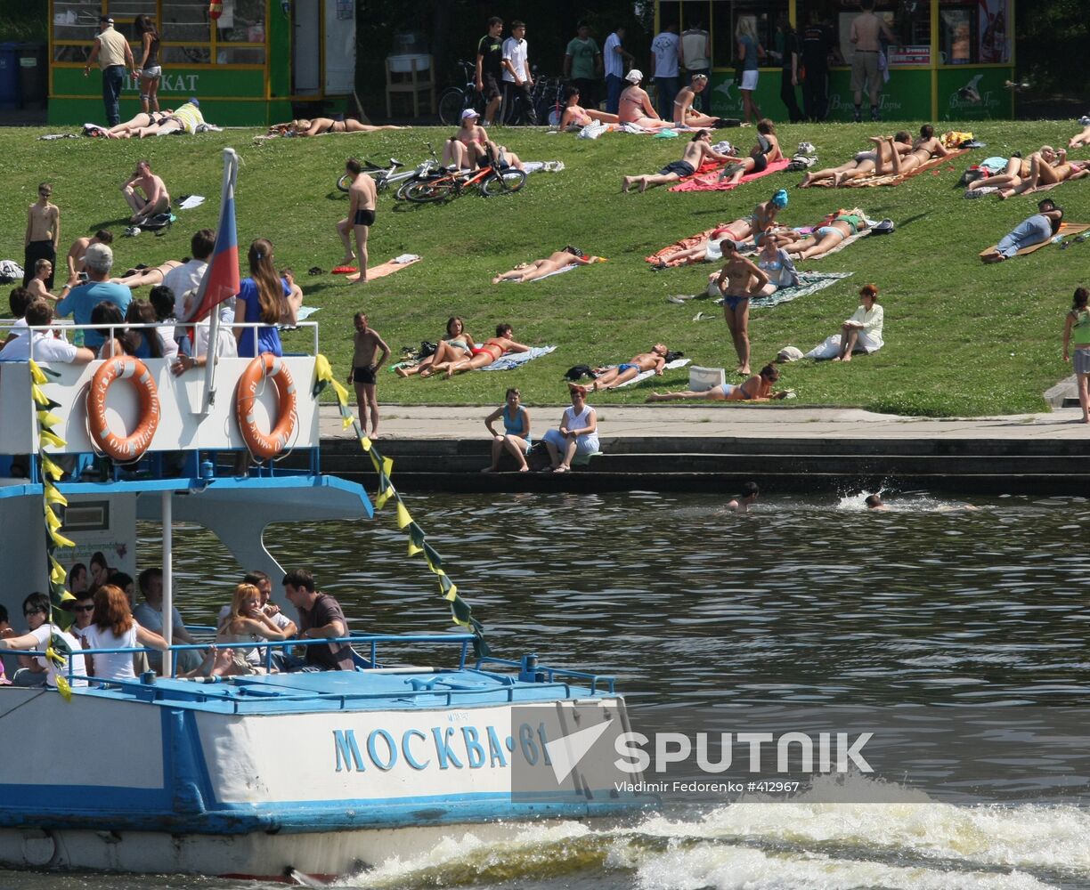 People relaxing in Moscow