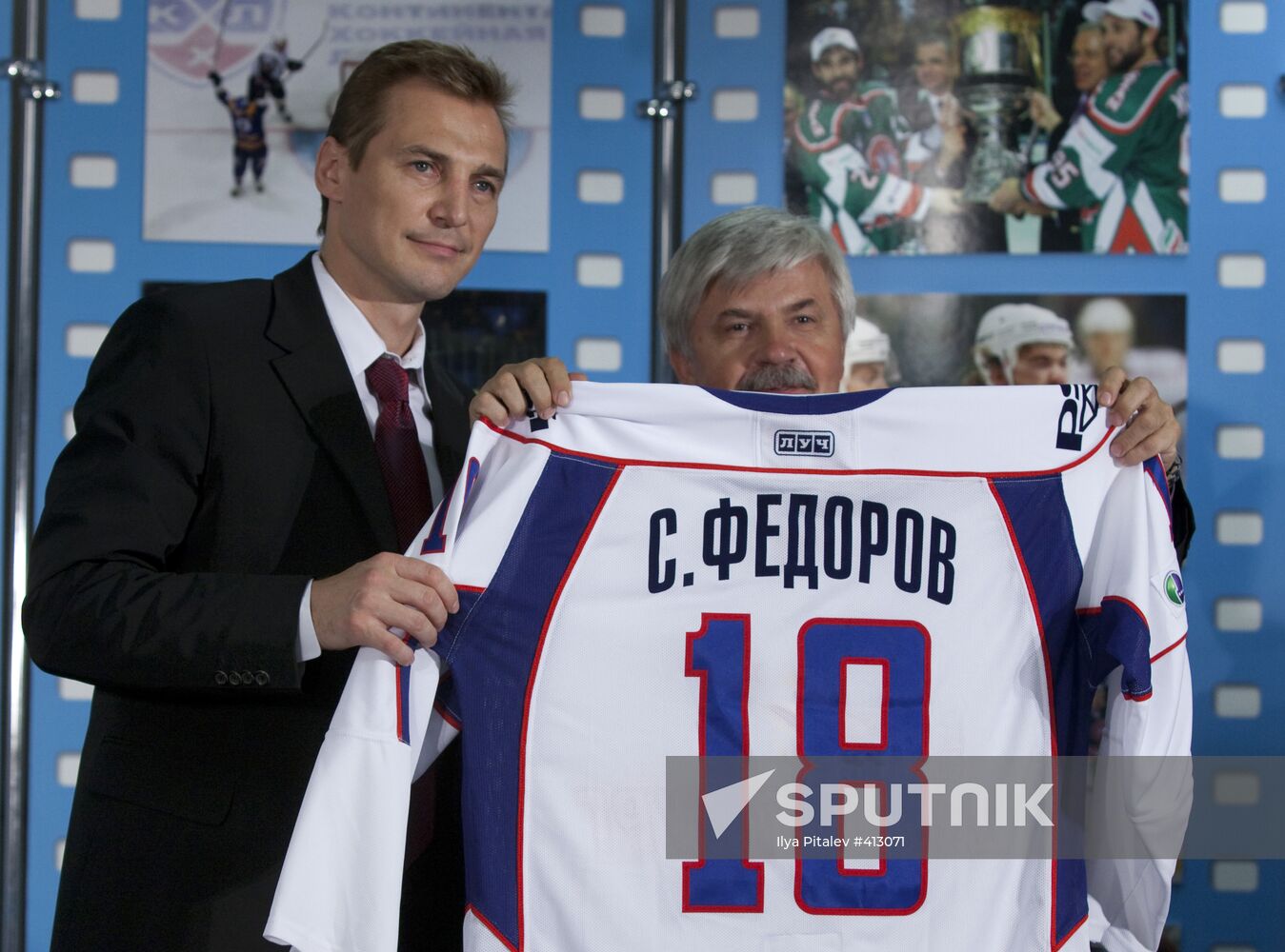 Sergei Fyodorov, two-time world champion and three-time Stanley Cup-holder, and Gennady Velichkin (right), director-general of the the Metallurg Hockey Club (Magnitogorsk), attending a news conference on Sergei Fyodorov's signing a contract with Metallurg. Location: Russia, Moscow. Author: Ilya Pitalev/Sputnik. Press conference with hockey-player Sergei Fyodorov