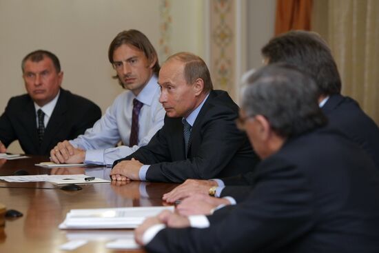 Vladimir Putin mets with Tom FC leadership