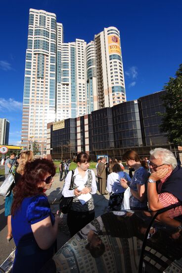 Meeting of families of co-investors of high-rise building