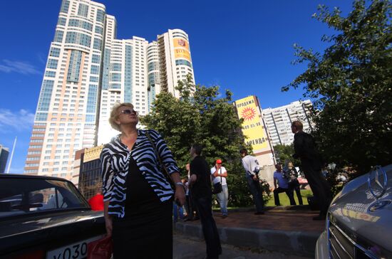 Meeting of families of co-investors of high-rise building