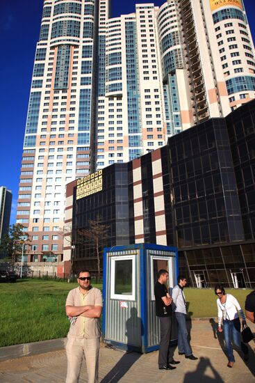 Meeting of families of co-investors of high-rise building
