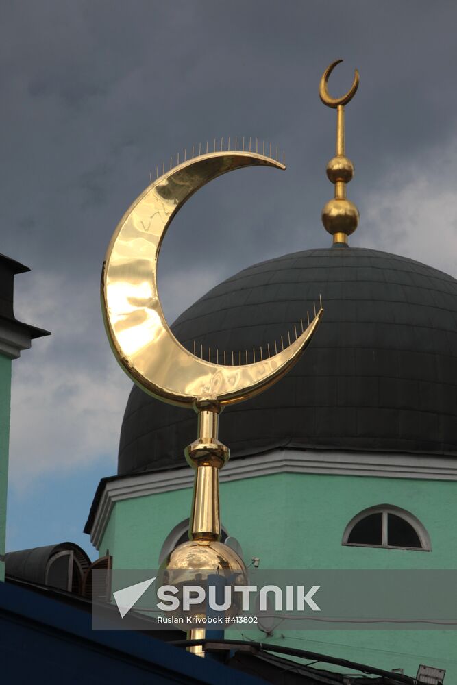 Spire with crescent for Moscow jami minaret