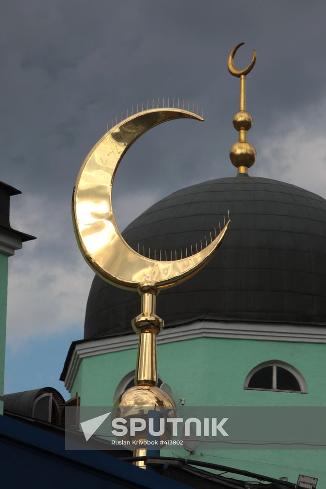 Spire with crescent for Moscow jami minaret