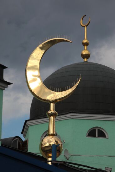 Spire with crescent for Moscow jami minaret