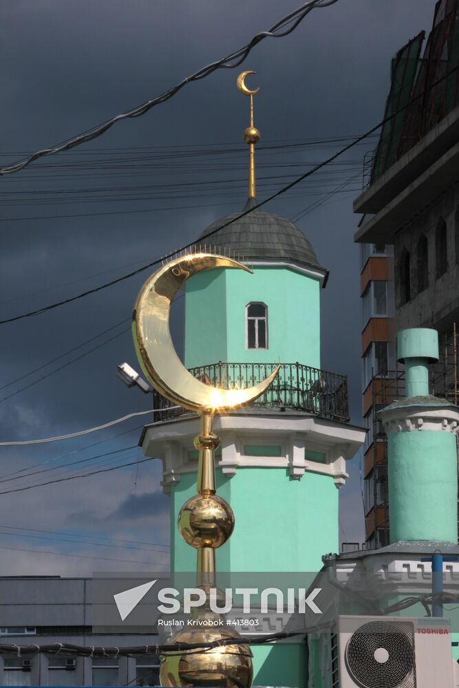Spire with crescent for Moscow jami minaret
