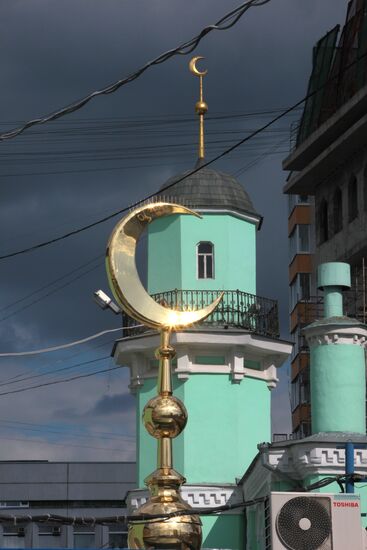 Spire with crescent for Moscow jami minaret