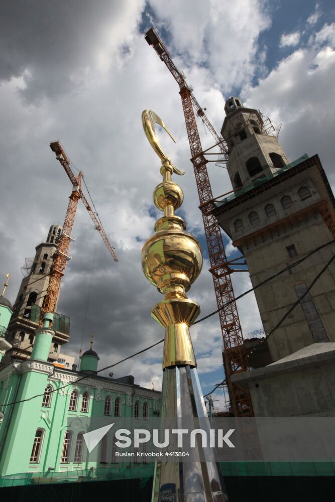 Spire with crescent for Moscow jami minaret