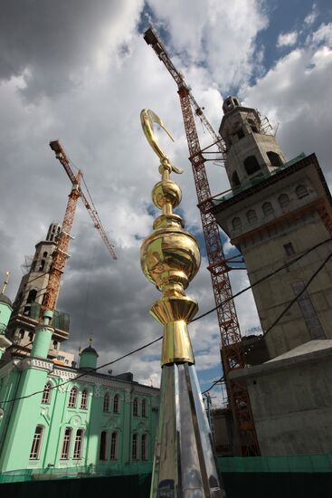 Spire with crescent for Moscow jami minaret