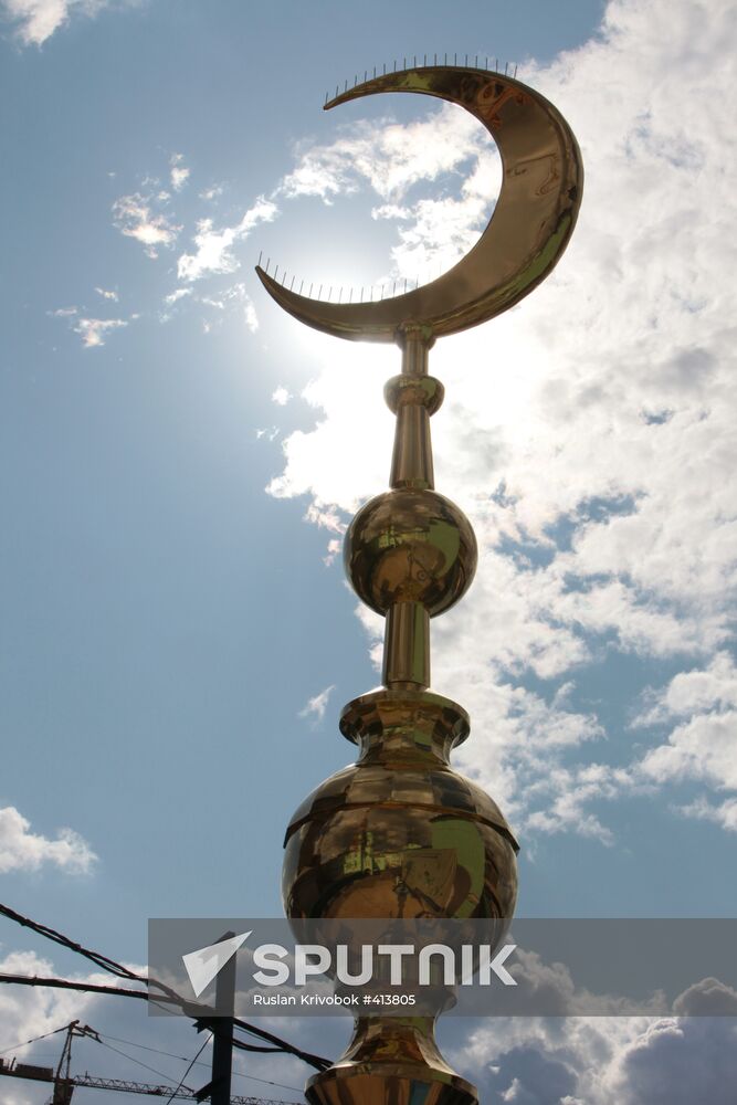 Spire with crescent for Moscow jami minaret