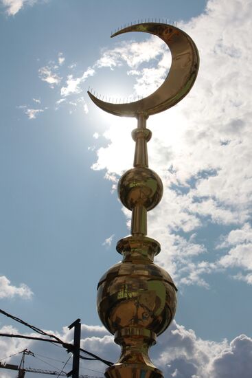 Spire with crescent for Moscow jami minaret