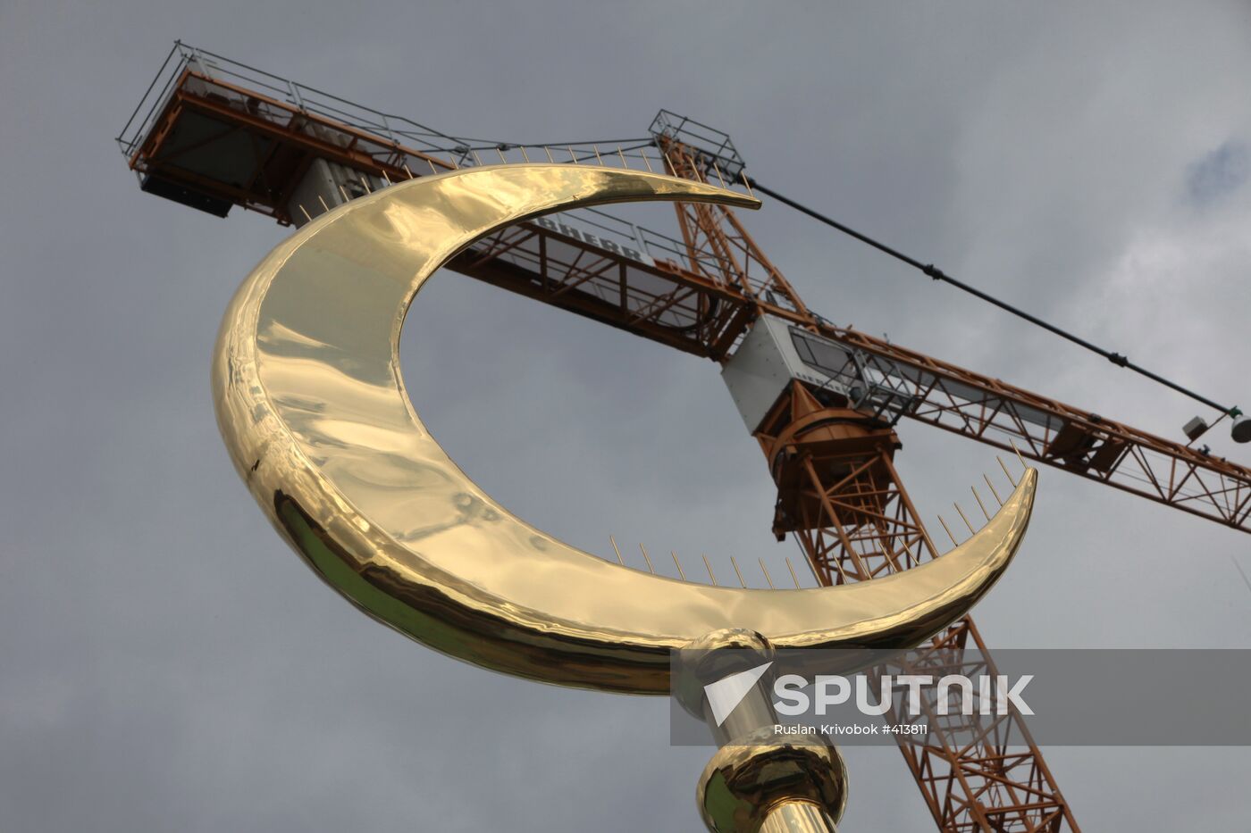 Spire with crescent for Moscow jami minaret