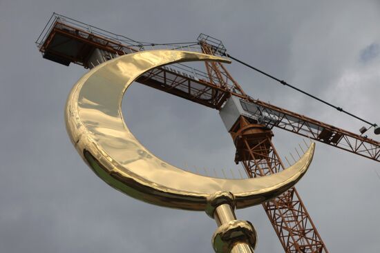 Spire with crescent for Moscow jami minaret