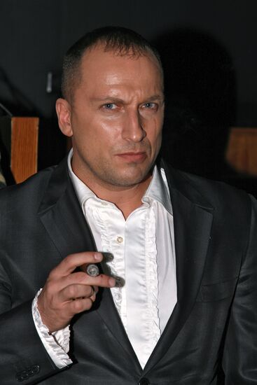 Scenes from movie Lopukhi (Dummies)