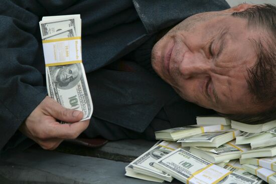 Scenes from movie Lopukhi (Dummies)