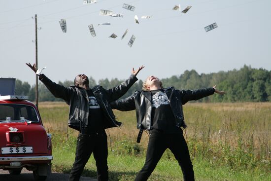 Scenes from movie Lopukhi (Dummies)