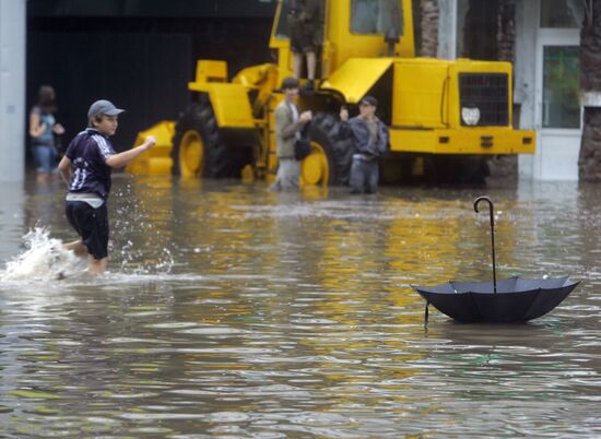 Heavy rain floods streets in Minsk