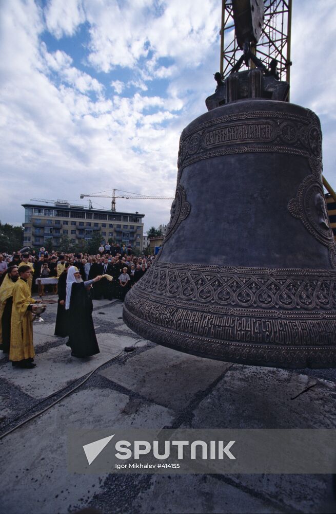 Raising Big Bell to belfry of Christ the Savior Cathedral